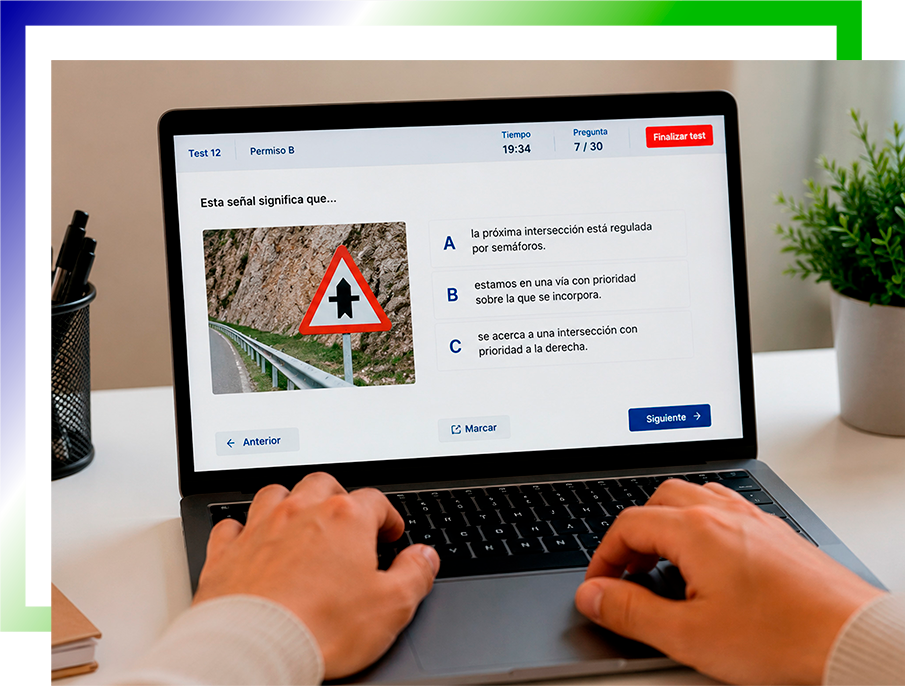 Alumno realizando un test online para el carnet de conducir B en Autoescuela La Paterna desde un ordenador portátil